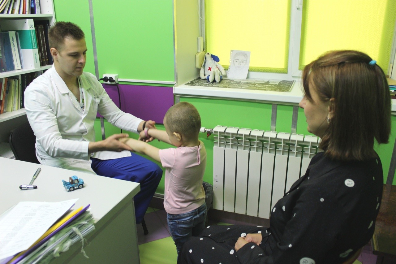 Калининградские нейрохирурги спасли девочку после падения на нее металлической двери