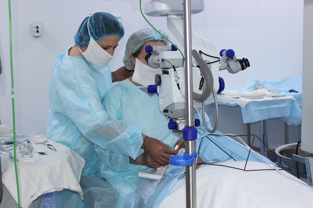 В областной больнице впервые в регионе провели микрохирургическую операцию по пересадке роговицы глаза